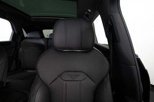 2022 Bentley Bentayga V8 ($224,985 MSRP) *BLACKLINE SPECIFICATION* *ONLY 6600 MILES* San Diego CA