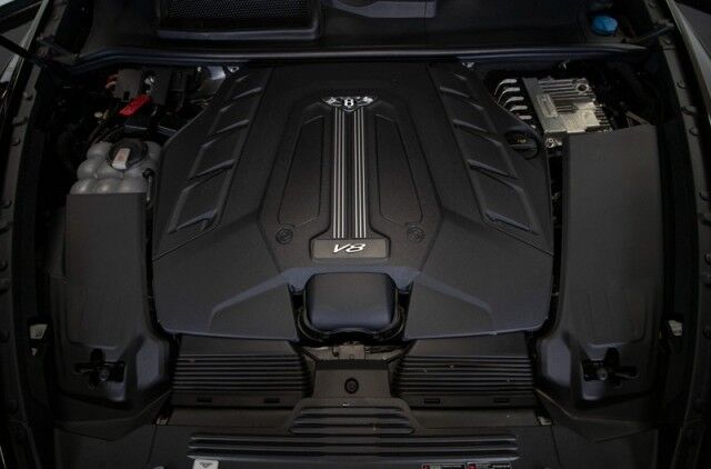 2022 Bentley Bentayga V8 ($224,985 MSRP) *BLACKLINE SPECIFICATION* *ONLY 6600 MILES* San Diego CA