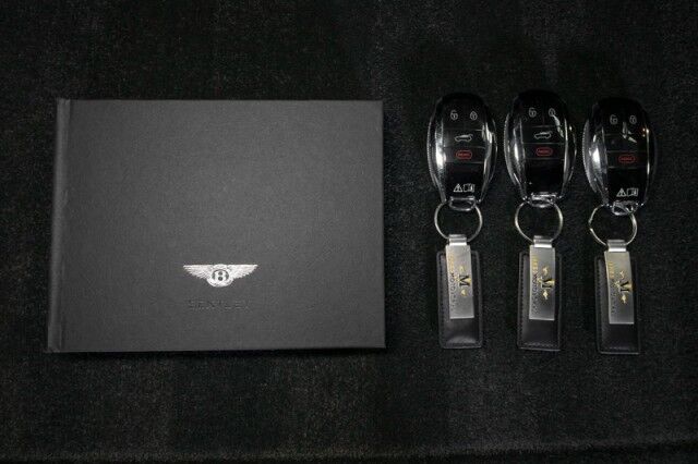 2022 Bentley Bentayga V8 ($224,985 MSRP) *BLACKLINE SPECIFICATION* *ONLY 6600 MILES* San Diego CA