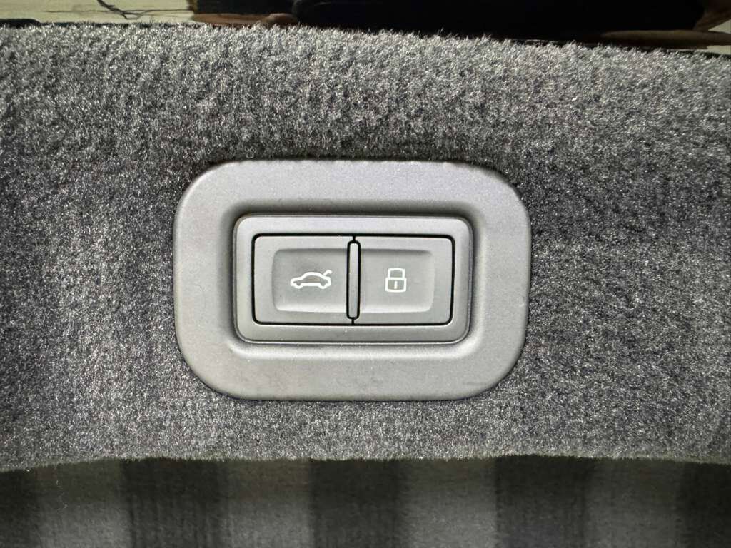 2022 Bentley Flying Spur V8 Blackline Specification, illuminated Flying &apos;B&apos;, rear executive seating package AND MUCH MORE!! Fort Lauderdale FL