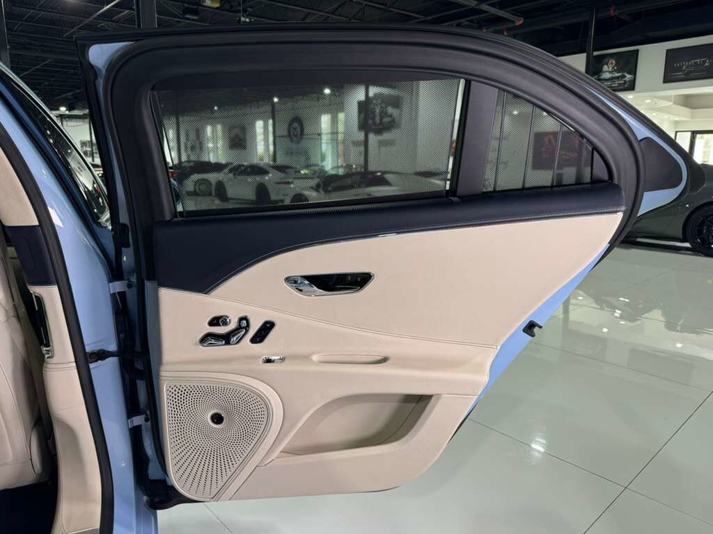 2022 Bentley Flying Spur V8 Jetstream II paint, rear executive seating, driver&apos;s assist system, heated/cooled seats AND MORE! Fort Lauderdale FL