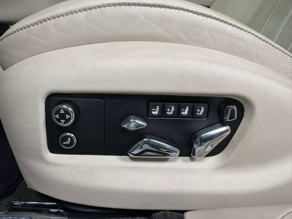 2022 Bentley Flying Spur V8 Jetstream II paint, rear executive seating, driver&apos;s assist system, heated/cooled seats AND MORE! Fort Lauderdale FL