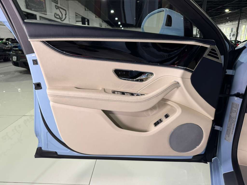 2022 Bentley Flying Spur V8 Jetstream II paint, rear executive seating, driver&apos;s assist system, heated/cooled seats AND MORE! Fort Lauderdale FL