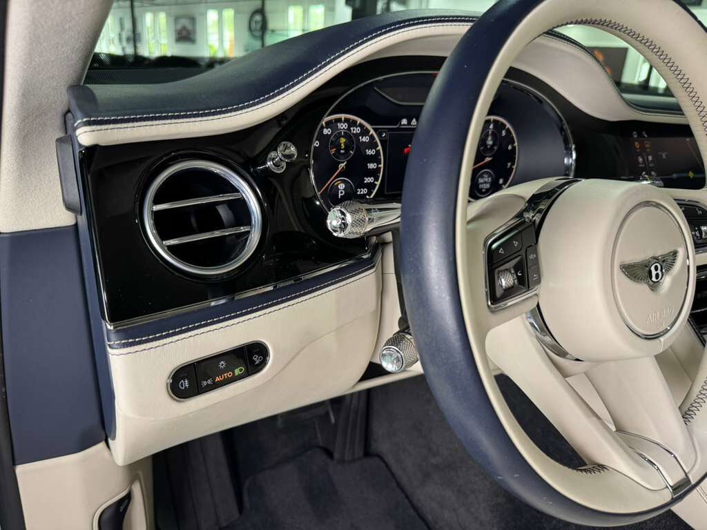 2022 Bentley Flying Spur V8 Jetstream II paint, rear executive seating, driver&apos;s assist system, heated/cooled seats AND MORE! Fort Lauderdale FL