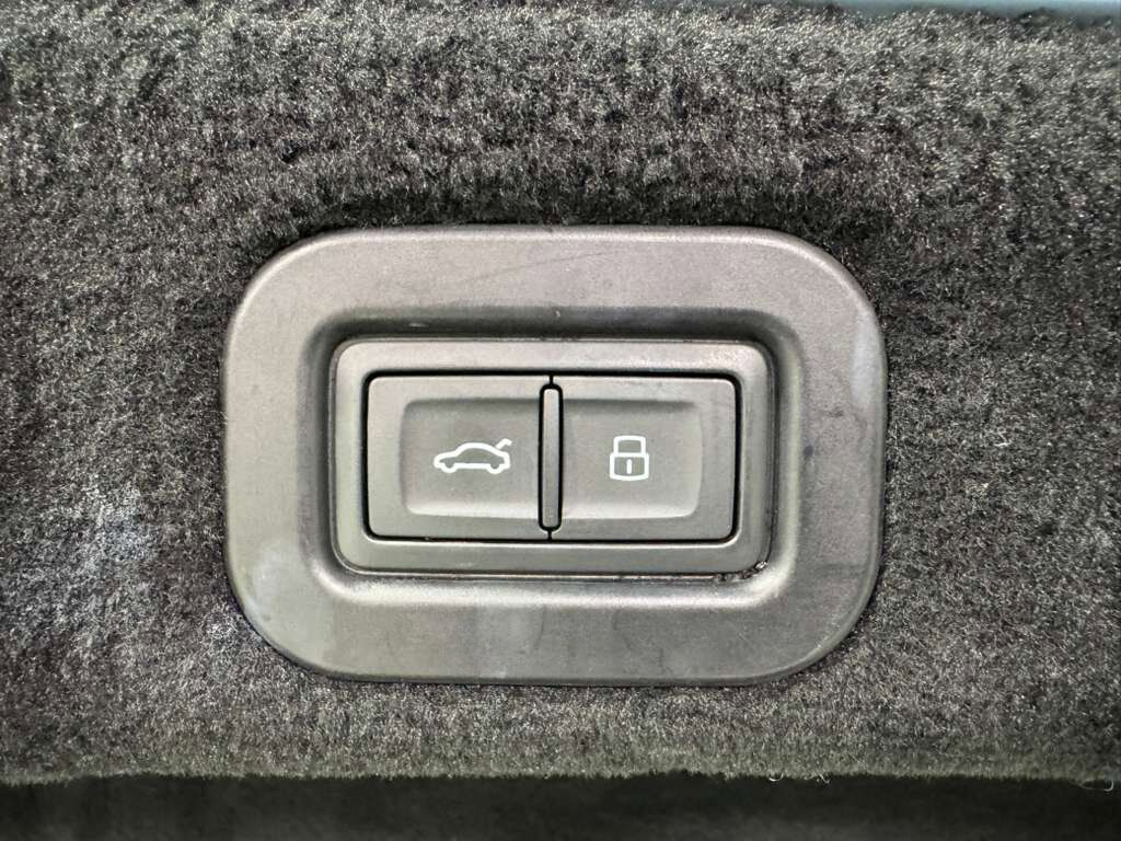 2022 Bentley Flying Spur V8 Jetstream II paint, rear executive seating, driver&apos;s assist system, heated/cooled seats AND MORE! Fort Lauderdale FL