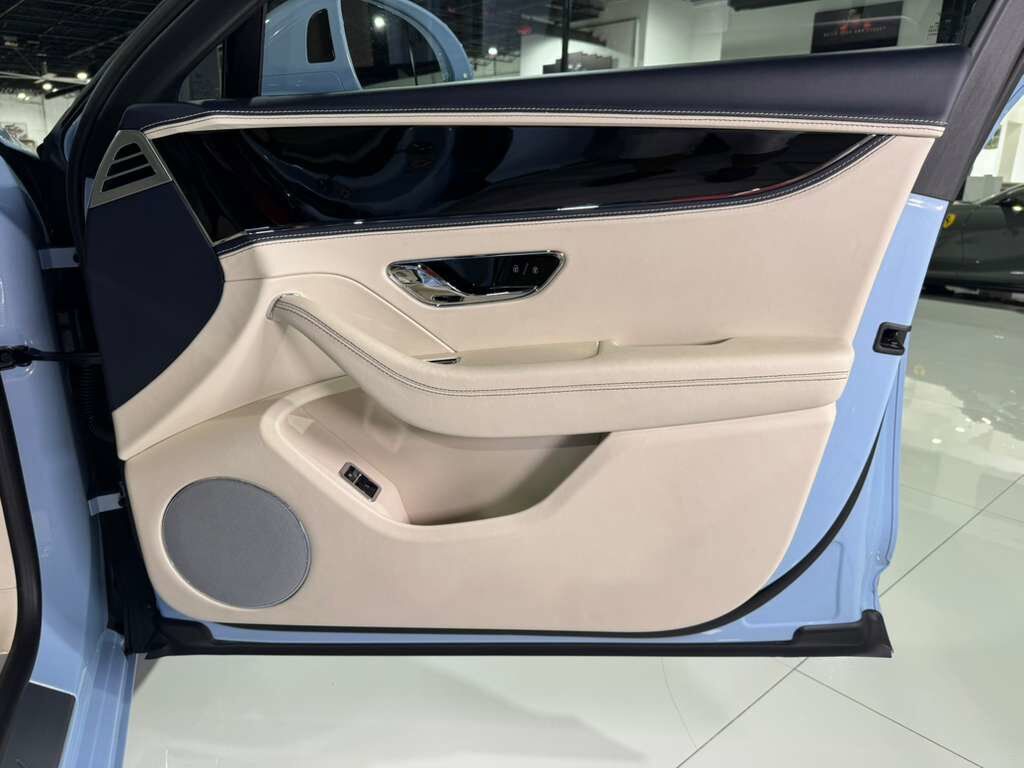 2022 Bentley Flying Spur V8 Jetstream II paint, rear executive seating, driver&apos;s assist system, heated/cooled seats AND MORE! Fort Lauderdale FL