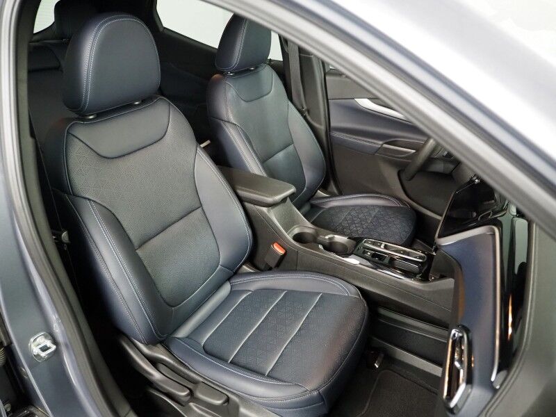 2022 Chevrolet Bolt EUV Premier *PANORAMA MOONROOF, NAVIGATION, ADAPTIVE CRUISE, SAFETY ALERTS, 360 VIEW CAMERAS, 10.2 INCH COLOR TOUCHSCREEN, LEATHER, CLIMATE SEATS, HEATED STEERING, REMOTE START, BOSE, WIRELESS CHARGING, APPLE CARPLAY