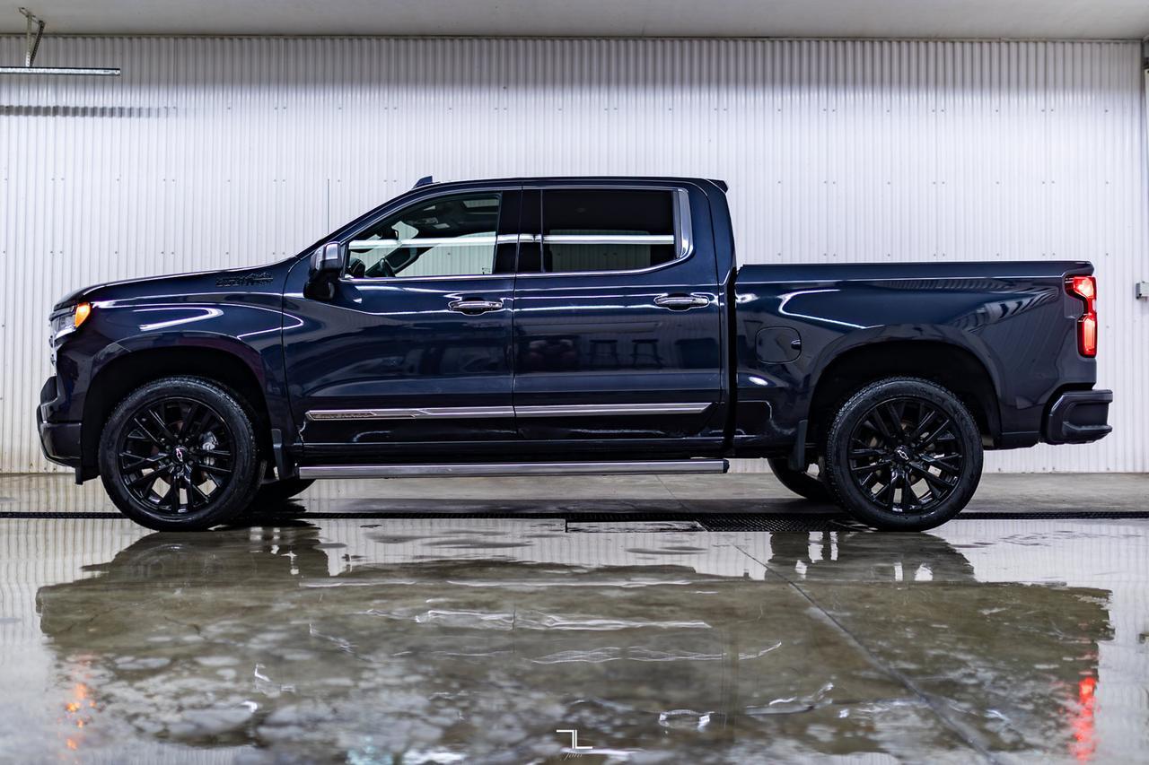 2022 Chevrolet Silverado 1500 4x4 Crew Cab High Country Leather Roof Nav BCam Red Deer AB
