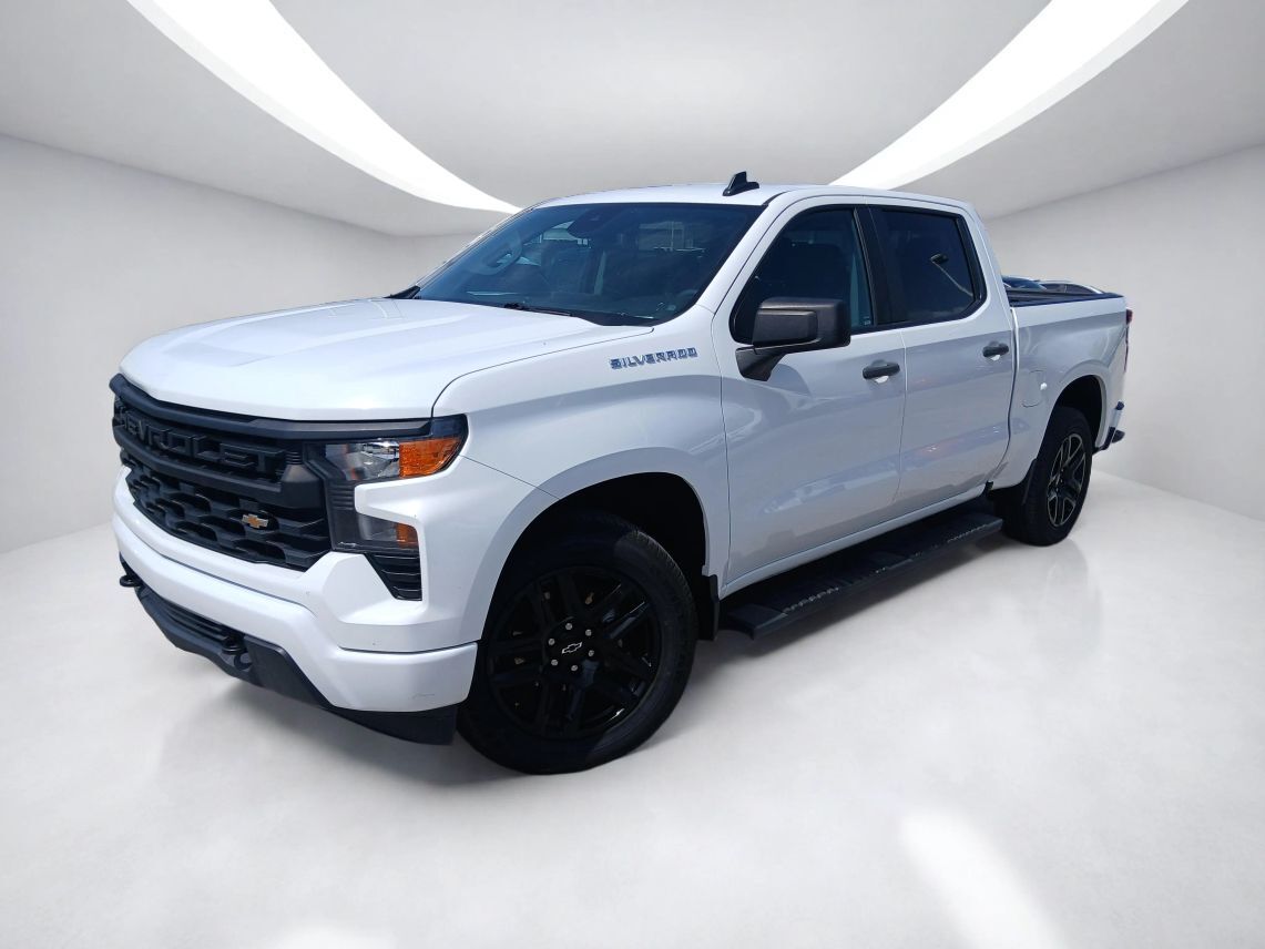 2022 Chevrolet Silverado 1500 Crew Cab Custom Pickup 4D 5 3/4 ft