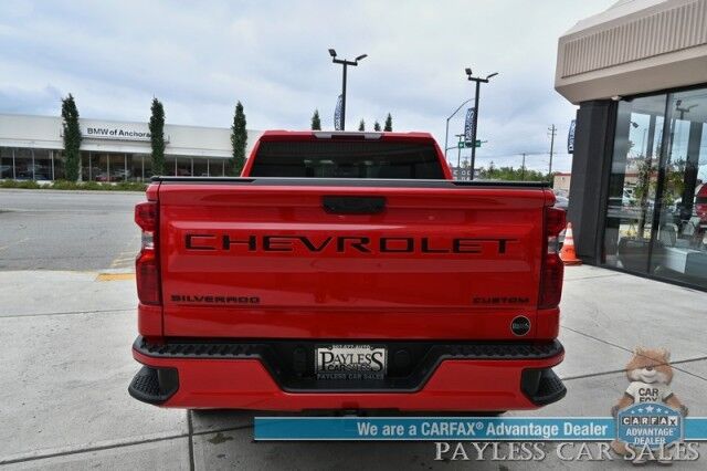 2022 Chevrolet Silverado 1500 Custom / 4X4 / Crew Cab / Convenience Pkg / Auto Start / Lane Departure & Forward Collision Alert / Apple CarPlay & Android Auto / Tonneau Cover / Bed Liner / Back Up Cam / Tow Pkg / 1-Owner Anchorage AK