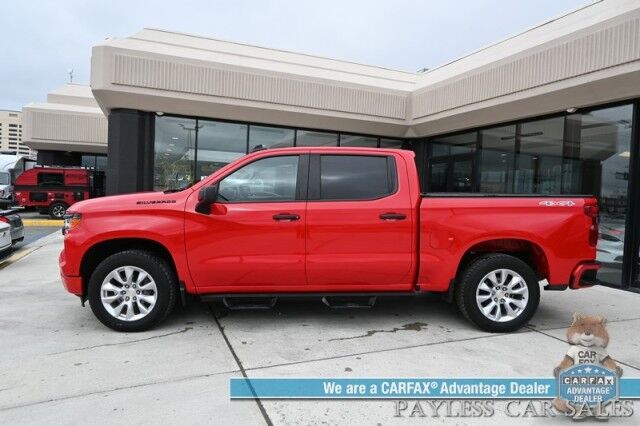 2022 Chevrolet Silverado 1500 Custom / 4X4 / Crew Cab / Convenience Pkg / Auto Start / Lane Departure & Forward Collision Alert / Apple CarPlay & Android Auto / Tonneau Cover / Bed Liner / Back Up Cam / Tow Pkg / 1-Owner Anchorage AK