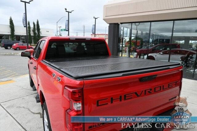 2022 Chevrolet Silverado 1500 Custom / 4X4 / Crew Cab / Convenience Pkg / Auto Start / Lane Departure & Forward Collision Alert / Apple CarPlay & Android Auto / Tonneau Cover / Bed Liner / Back Up Cam / Tow Pkg / 1-Owner Anchorage AK