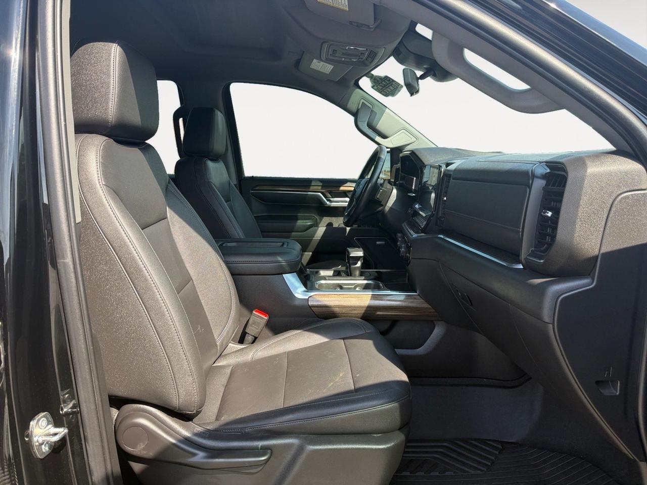 2022 Chevrolet Silverado 1500 LT Trail Boss, HEATED SEATS, BOSE SPEAKERS, APPLE CARPLAY/ANDROID AUTO, UNIVERSAL GARAGE DOOR OPENER, BED LINER, TOW PACKAGE, POWER SLIDING REAR WINDOW, BACKUP CAMERA, POWER MIRRORS, REMOTE START, ALL WEATHER FLOOR MATS, ONLY 1 OWNER, CLEAN CARFAX!!! Norfolk VA