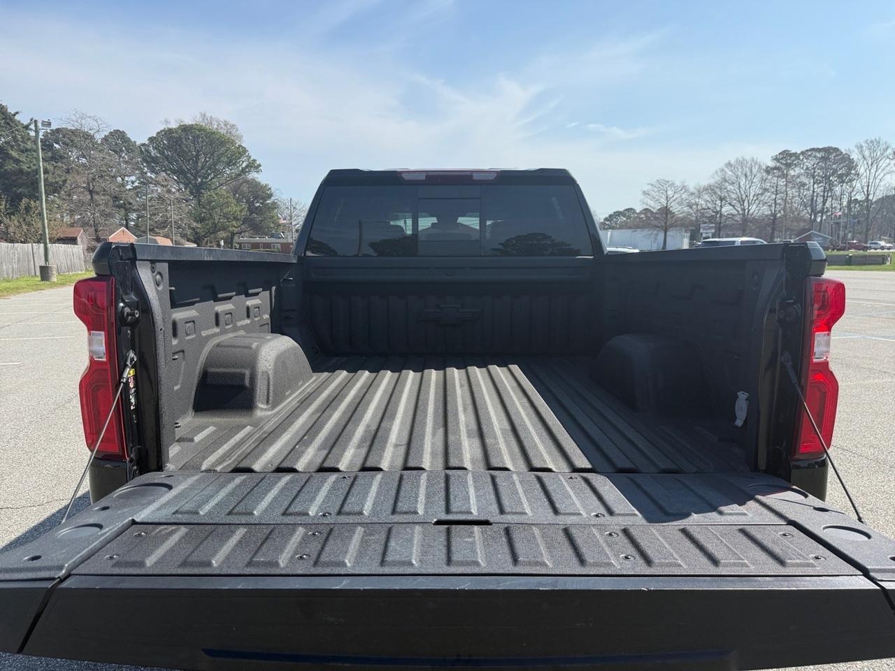 2022 Chevrolet Silverado 1500 LT Trail Boss, HEATED SEATS, BOSE SPEAKERS, APPLE CARPLAY/ANDROID AUTO, UNIVERSAL GARAGE DOOR OPENER, BED LINER, TOW PACKAGE, POWER SLIDING REAR WINDOW, BACKUP CAMERA, POWER MIRRORS, REMOTE START, ALL WEATHER FLOOR MATS, ONLY 1 OWNER, CLEAN CARFAX!!! Norfolk VA