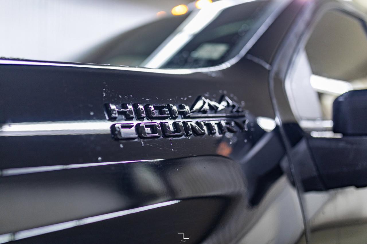 2022 Chevrolet Silverado 2500HD 4x4 Crew Cab High Country Diesel Leather Roof Nav 4" Lift Red Deer AB