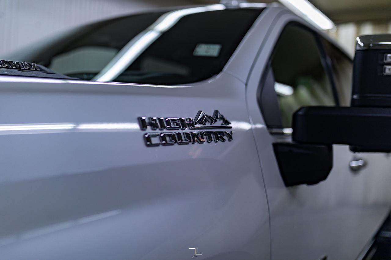 2022 Chevrolet Silverado 3500HD 4x4 Crew Cab High Country Diesel Leather Roof Nav Red Deer AB