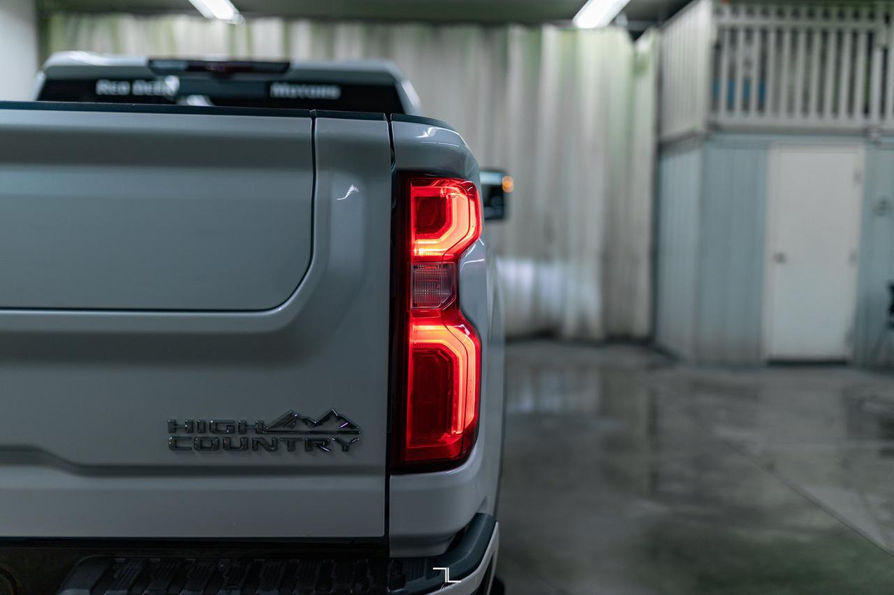 2022 Chevrolet Silverado 3500HD 4x4 Crew Cab High Country Diesel Leather Roof Nav Red Deer AB