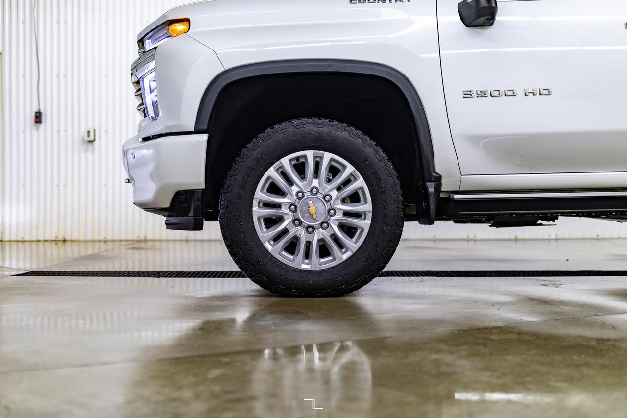 2022 Chevrolet Silverado 3500HD 4x4 Crew Cab High Country Diesel Leather Roof Nav Red Deer AB