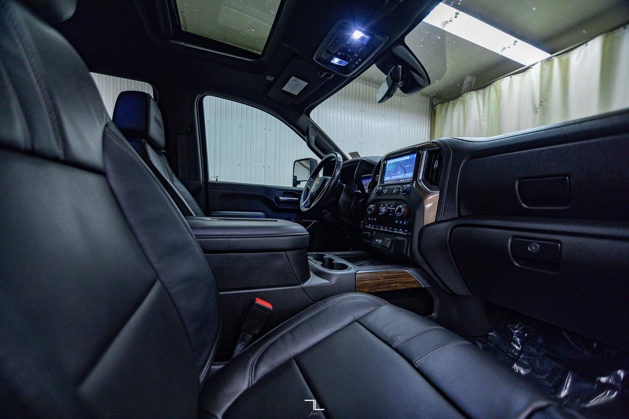 2022 Chevrolet Silverado 3500HD 4x4 Crew Cab High Country Diesel Leather Roof Nav Red Deer AB