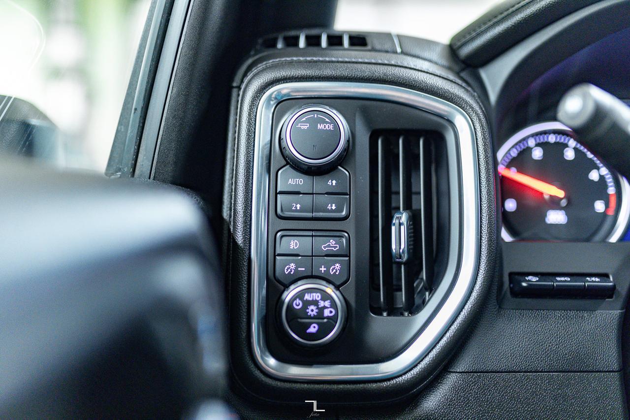 2022 Chevrolet Silverado 3500HD 4x4 Crew Cab High Country Diesel Leather Roof Nav Red Deer AB