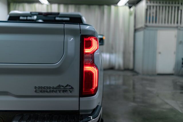 2022 Chevrolet Silverado 3500HD 4x4 Crew Cab High Country Diesel Leather Roof Nav Red Deer AB