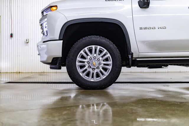 2022 Chevrolet Silverado 3500HD 4x4 Crew Cab High Country Diesel Leather Roof Nav Red Deer AB