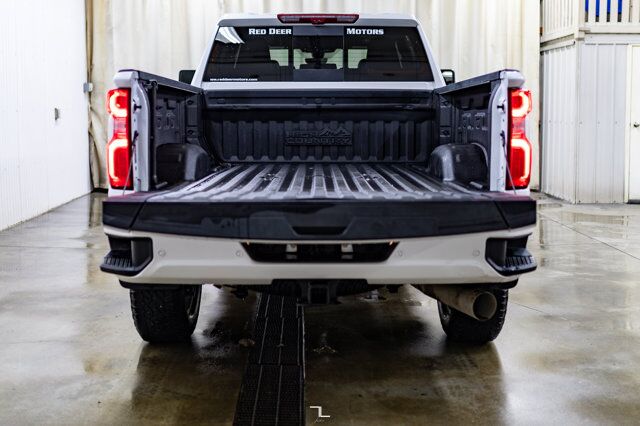 2022 Chevrolet Silverado 3500HD 4x4 Crew Cab High Country Diesel Leather Roof Nav Red Deer AB