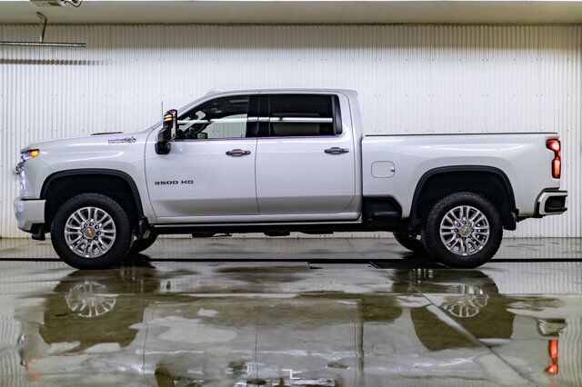 2022 Chevrolet Silverado 3500HD 4x4 Crew Cab High Country Diesel Leather Roof Nav Red Deer AB