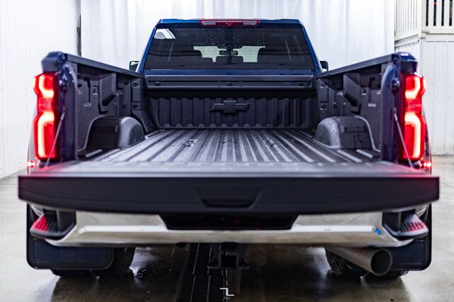 2022 Chevrolet Silverado 3500HD 4x4 Crew Cab LTZ Dually Diesel Leather Red Deer AB