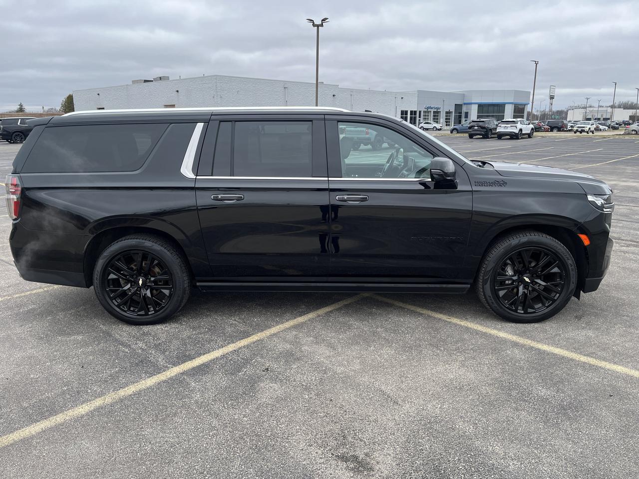 2022 Chevrolet Suburban High Country 4WD HC-Deluxe EnhTralerViewPkgs w/Sunroof 22s AdptvCrz PwrRetractStps BlackBowties Saukville WI