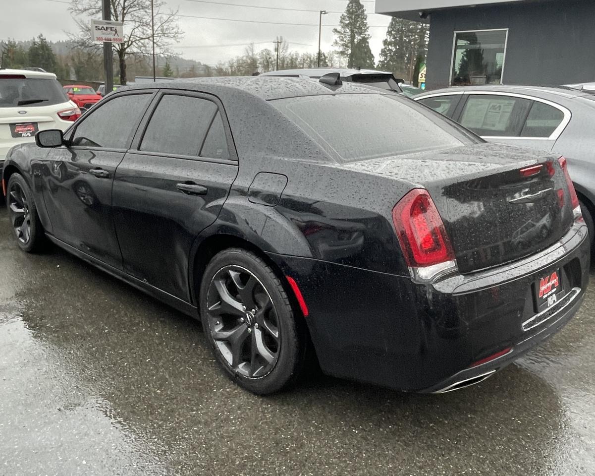 2022 Chrysler 300 300 Touring L Sedan 4D