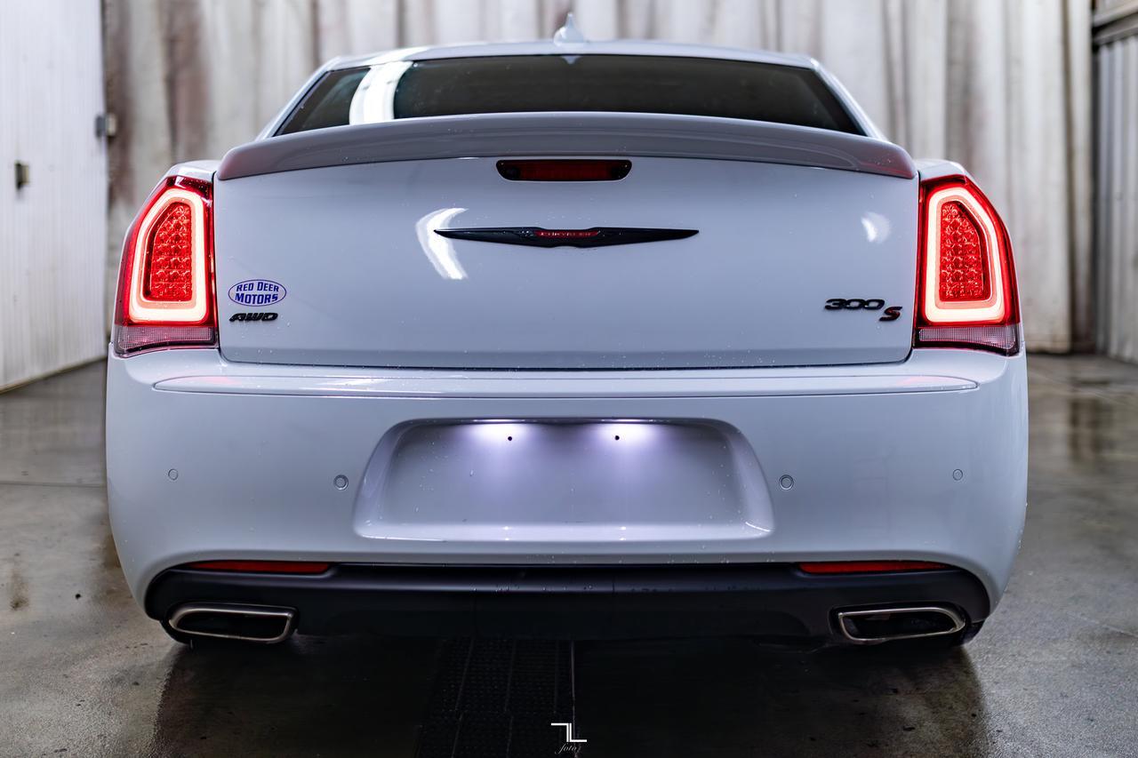 2022 Chrysler 300S AWD Leather Roof Nav BCam Red Deer AB