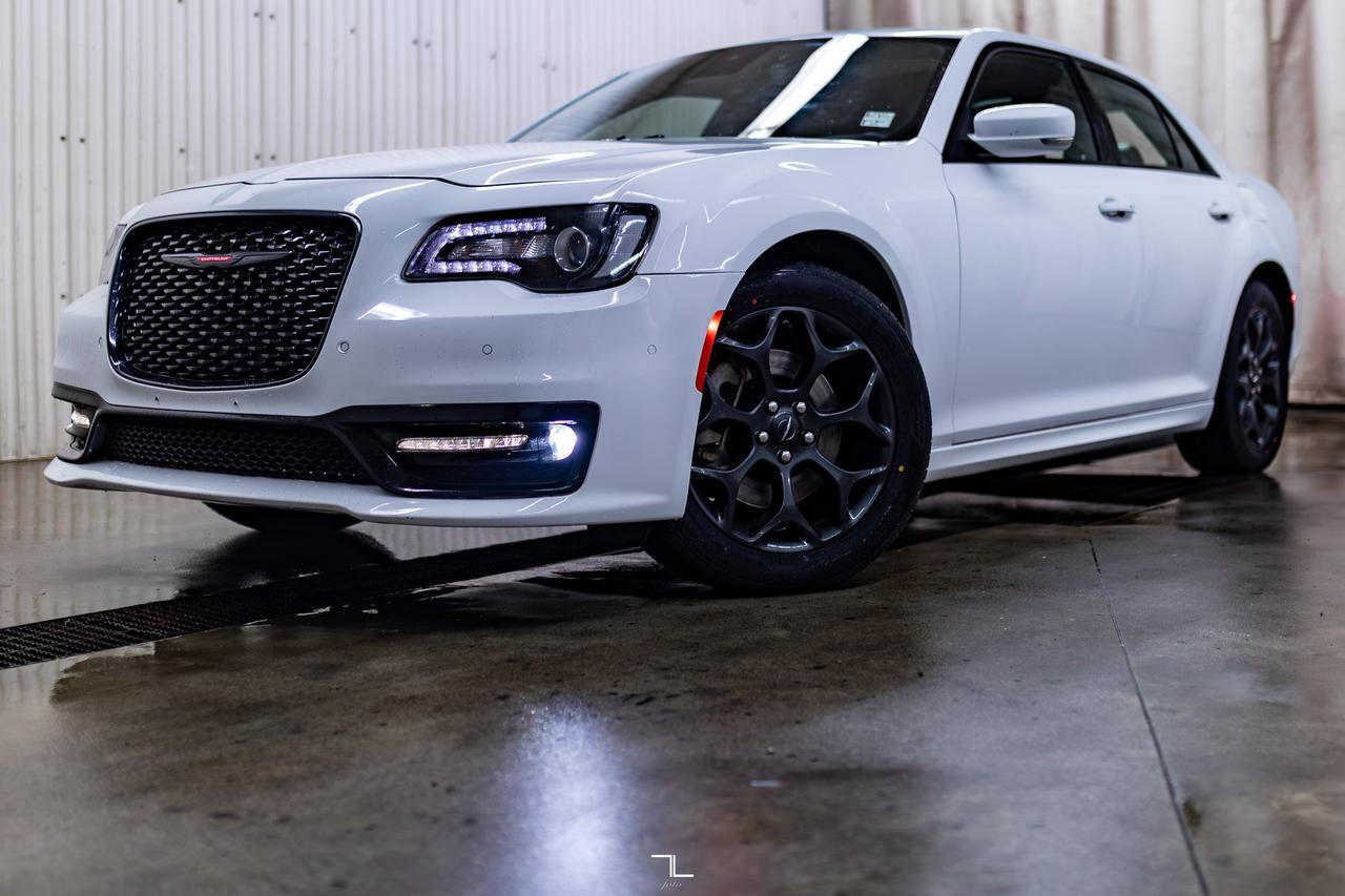 2022 Chrysler 300S AWD Leather Roof Nav BCam Red Deer AB
