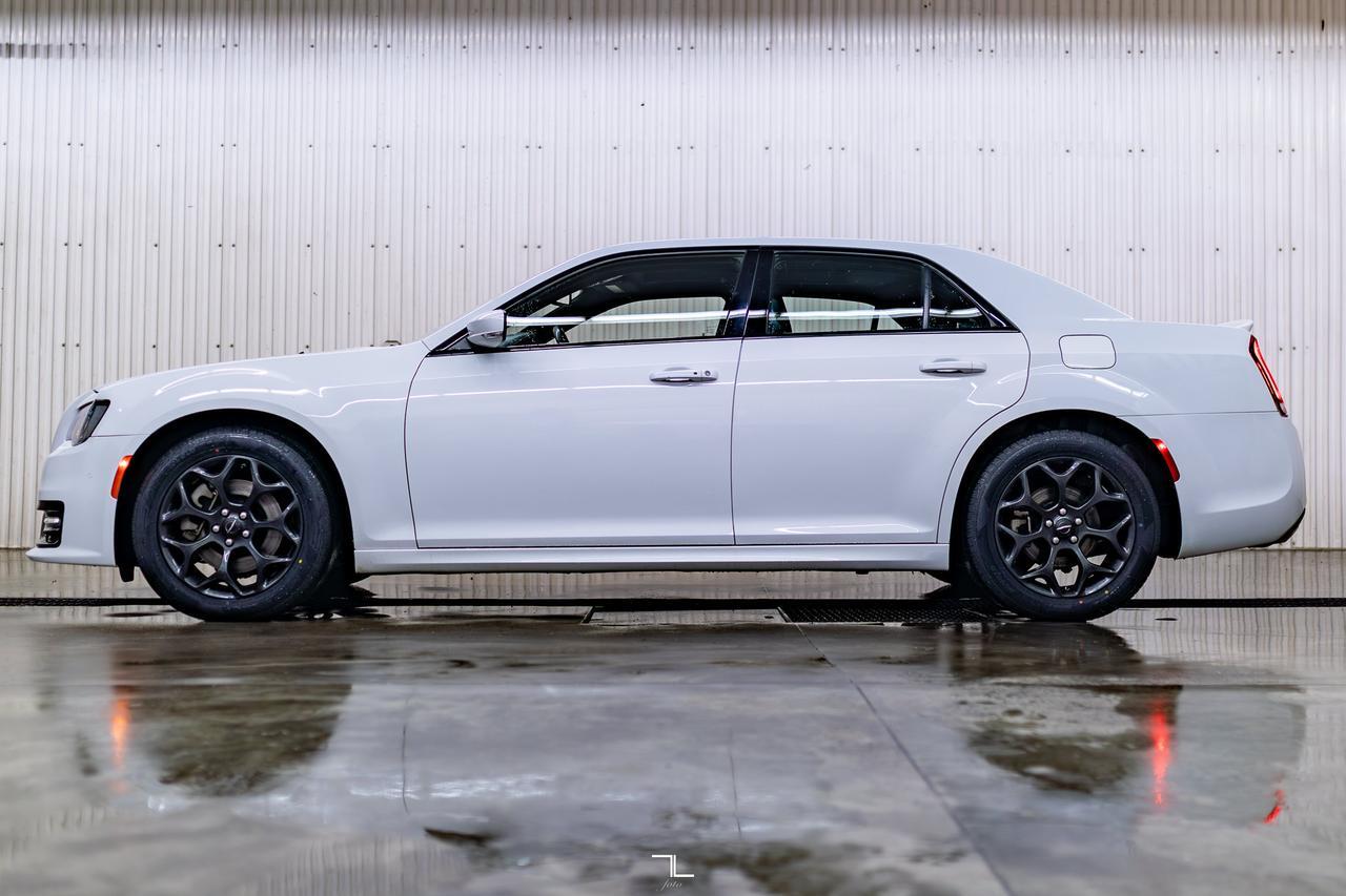 2022 Chrysler 300S AWD Leather Roof Nav BCam Red Deer AB