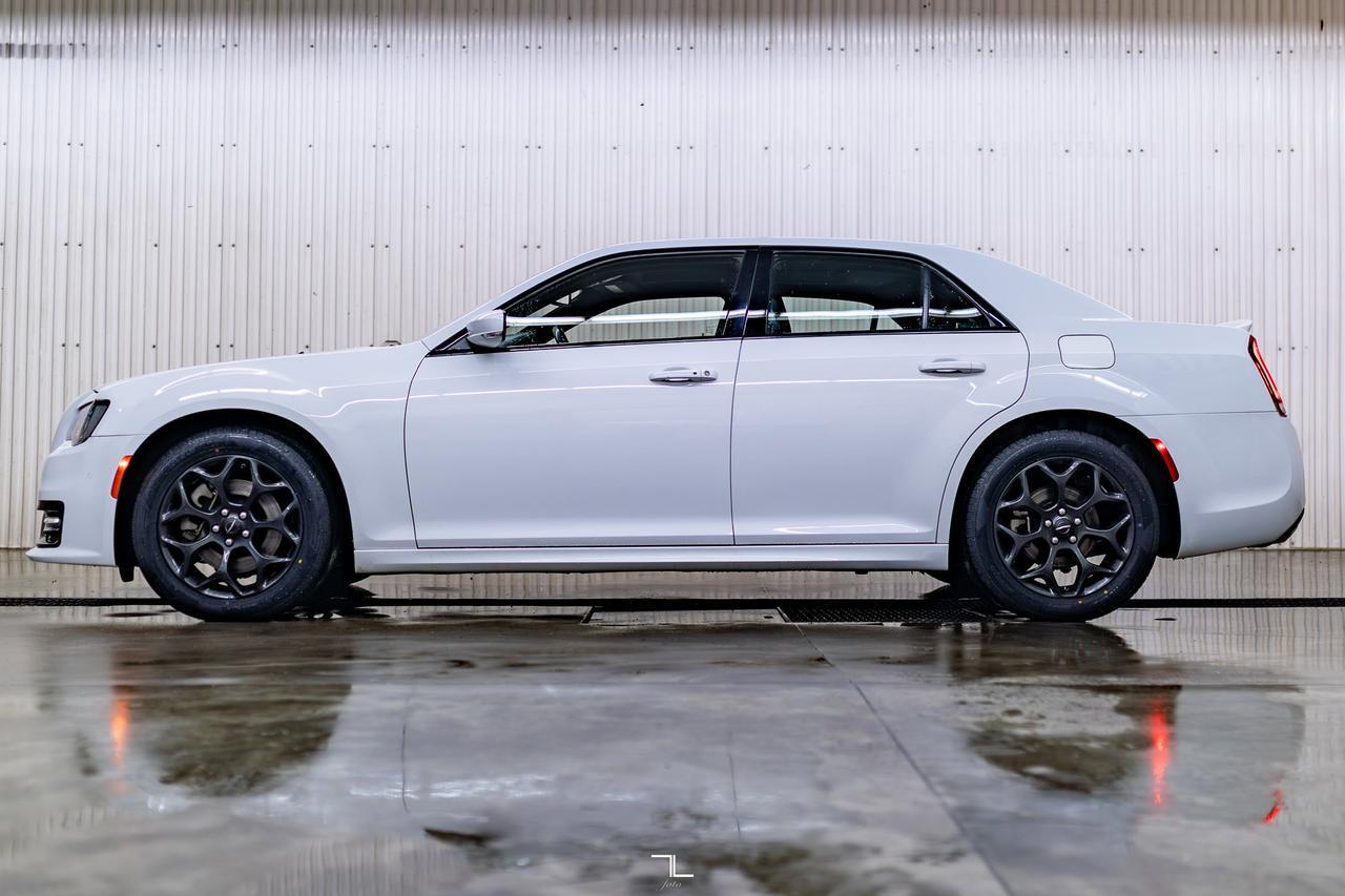 2022 Chrysler 300S AWD Leather Roof Nav BCam Red Deer AB