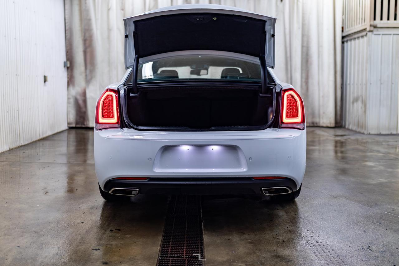 2022 Chrysler 300S AWD Leather Roof Nav BCam Red Deer AB