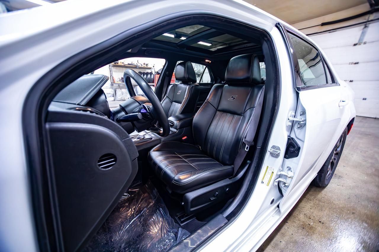 2022 Chrysler 300S AWD Leather Roof Nav BCam Red Deer AB