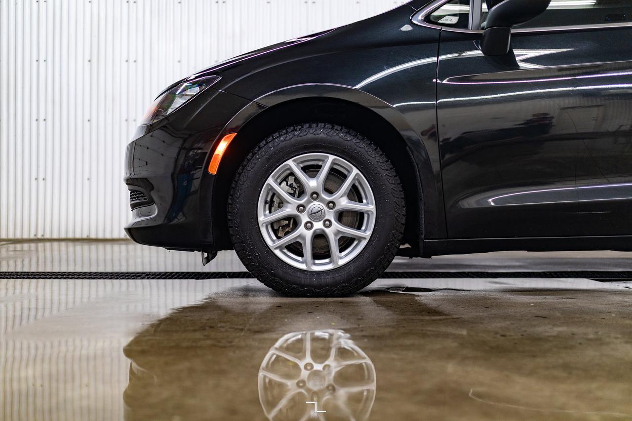 2022 Chrysler Grand Caravan SXT BCam Power Doors Red Deer AB