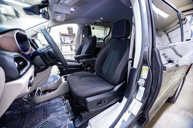 2022 Chrysler Grand Caravan SXT Braun Wheelchair Conversion Nav BCam Red Deer AB