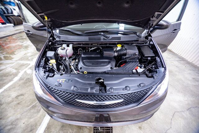 2022 Chrysler Grand Caravan SXT Braun Wheelchair Conversion Nav BCam Red Deer AB