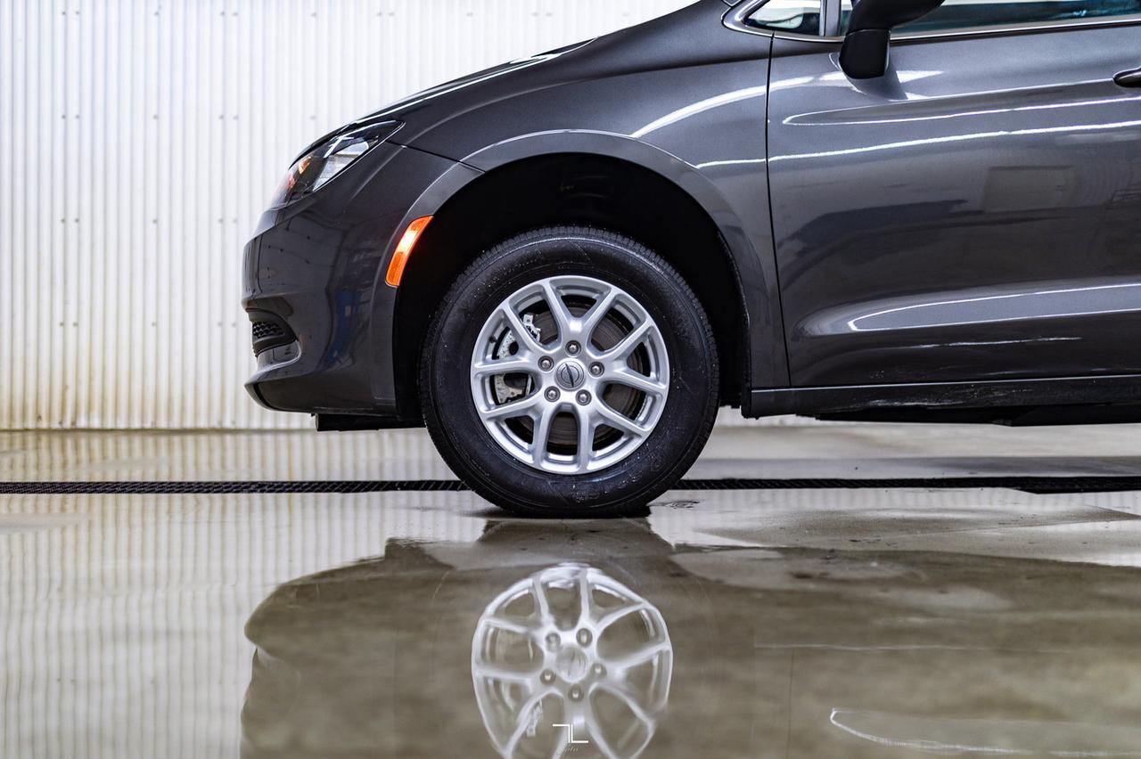 2022 Chrysler Grand Caravan SXT Braun Wheelchair Conversion Nav BCam Red Deer AB