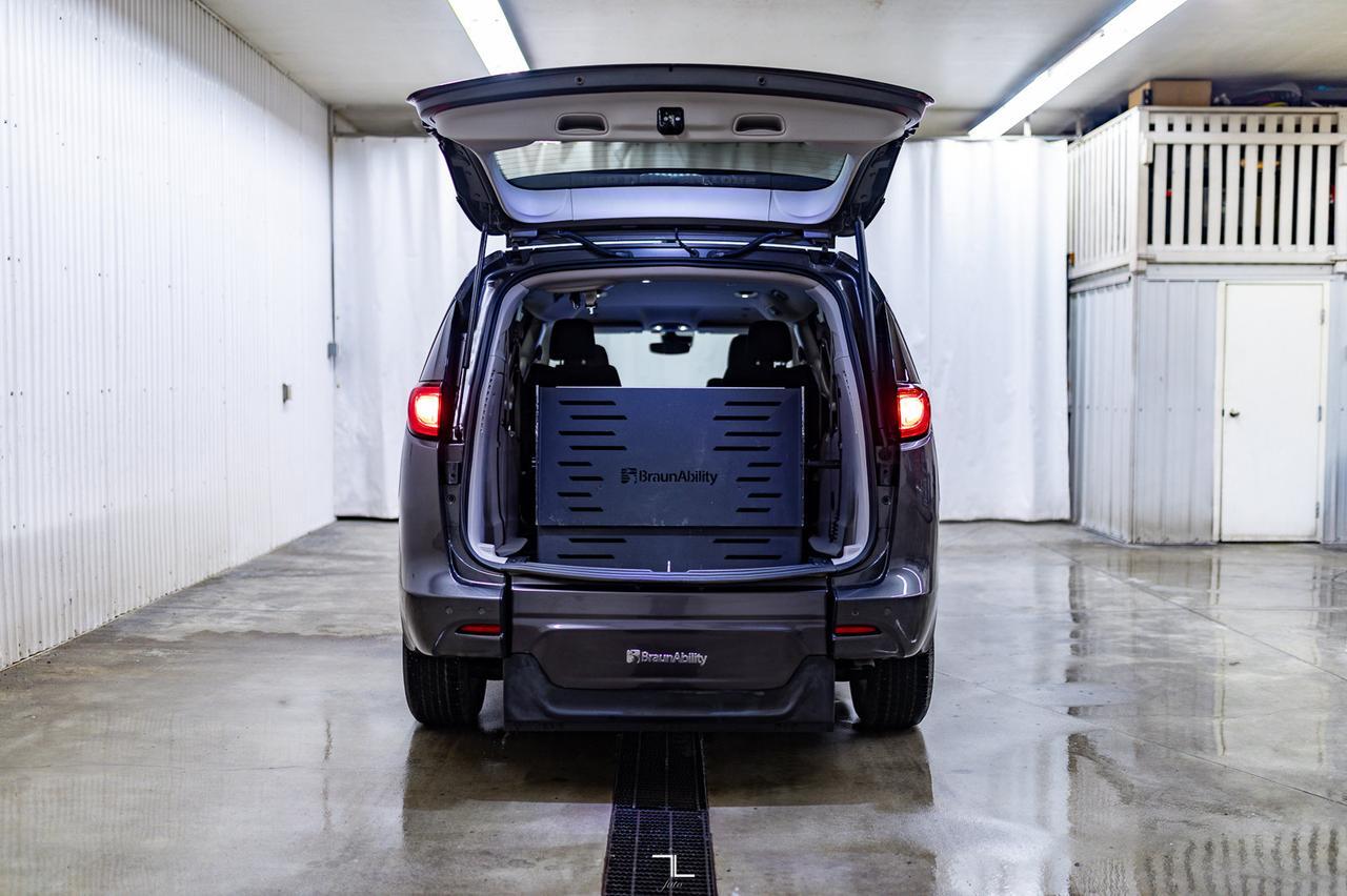 2022 Chrysler Grand Caravan SXT Braun Wheelchair Conversion Nav BCam Red Deer AB