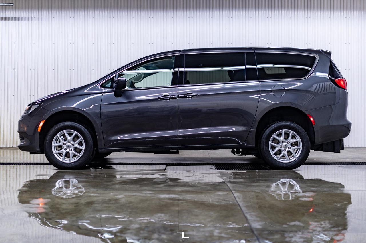 2022 Chrysler Grand Caravan SXT Braun Wheelchair Conversion Nav BCam Red Deer AB