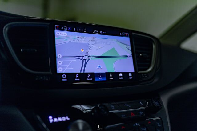 2022 Chrysler Grand Caravan SXT Braun Wheelchair Conversion Nav BCam Red Deer AB