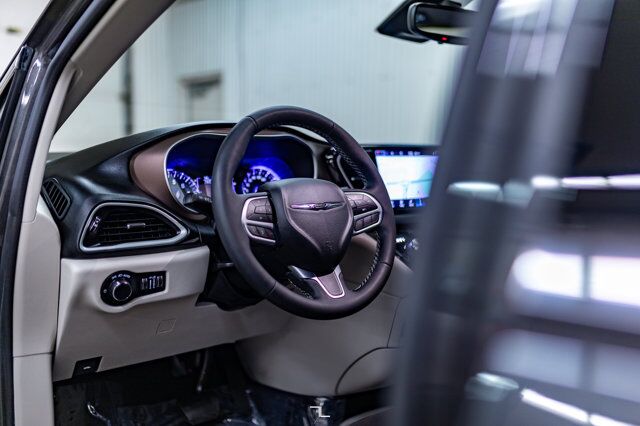 2022 Chrysler Grand Caravan SXT Braun Wheelchair Conversion Nav BCam Red Deer AB