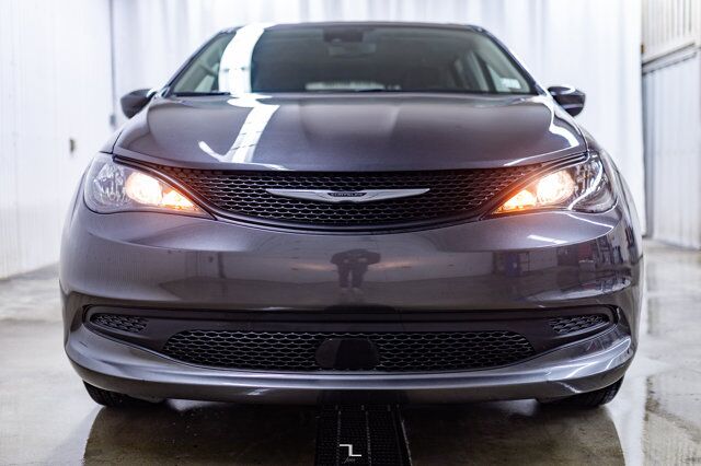 2022 Chrysler Grand Caravan SXT Braun Wheelchair Conversion Nav BCam Red Deer AB