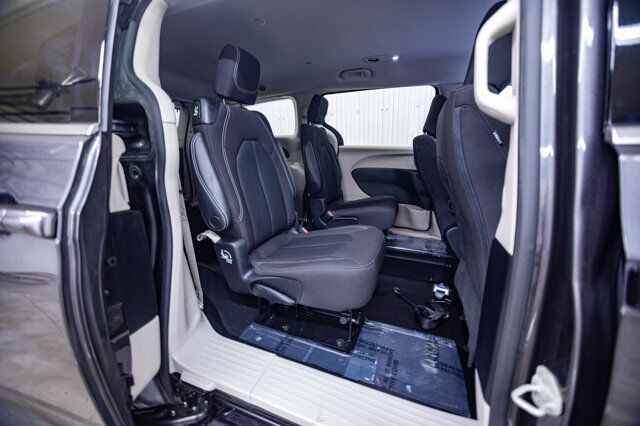 2022 Chrysler Grand Caravan SXT Braun Wheelchair Conversion Nav BCam Red Deer AB