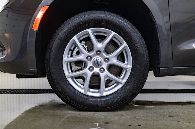 2022 Chrysler Grand Caravan SXT Braun Wheelchair Conversion Nav BCam Red Deer AB