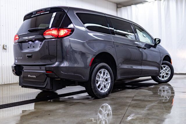 2022 Chrysler Grand Caravan SXT Braun Wheelchair Conversion Nav BCam Red Deer AB