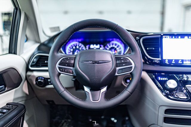 2022 Chrysler Grand Caravan SXT Braun Wheelchair Conversion Nav BCam Red Deer AB